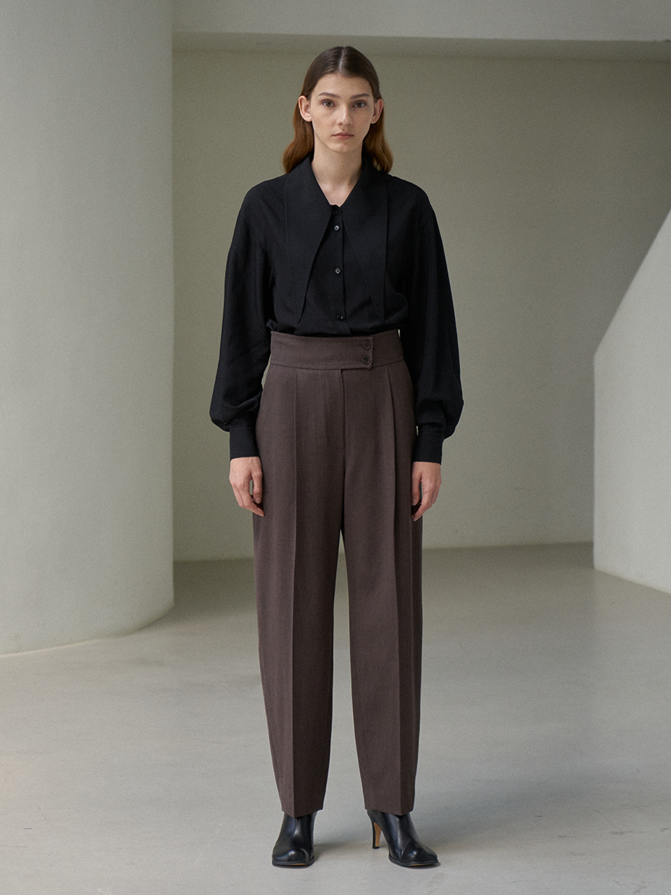 One tuck tapered pants brown